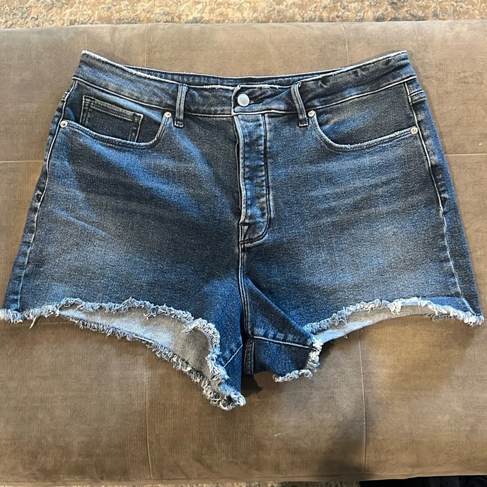 Good American Women’s Size 16 Denim Shorts